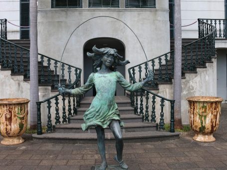 Skulptur Mädchen mit Springseil auf Madeira