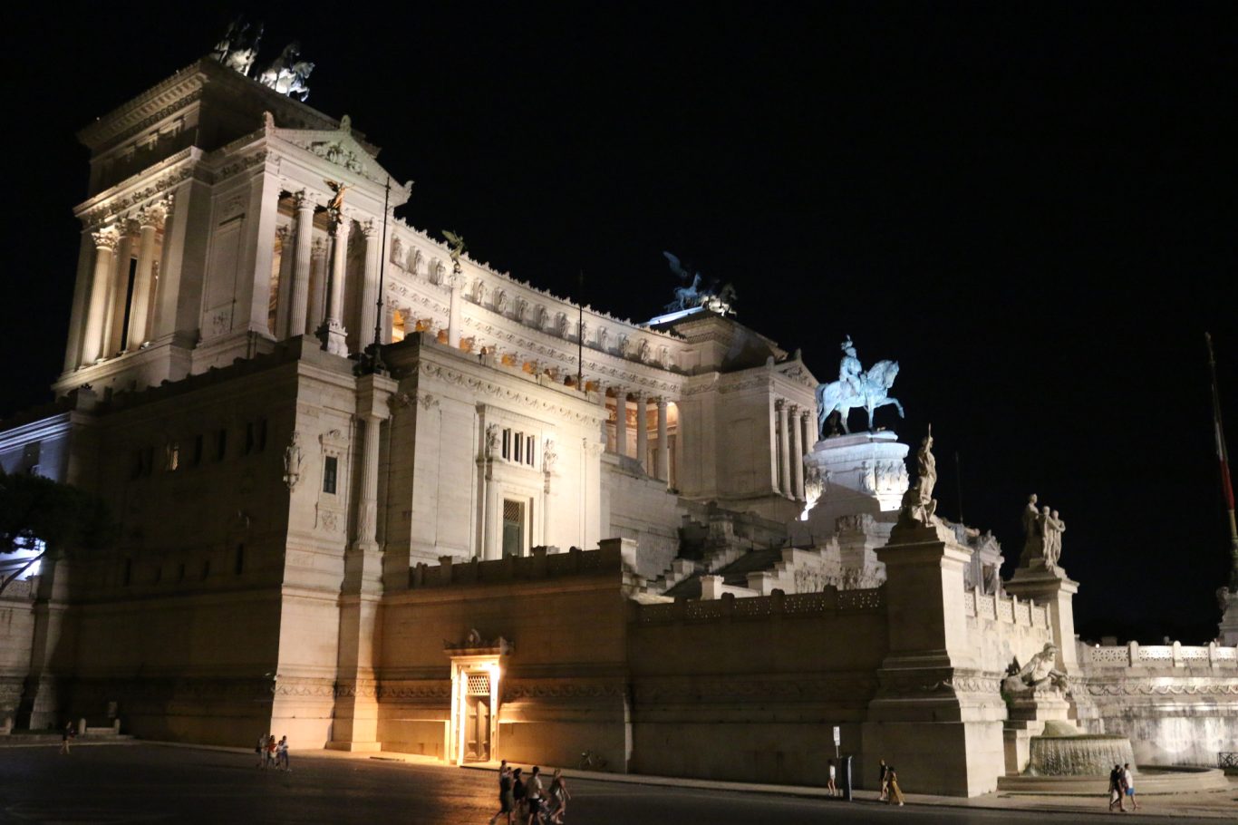 Monument Vittorio Emanuele II in Rom Nationaldenkmal in Rom im Abendlicht
