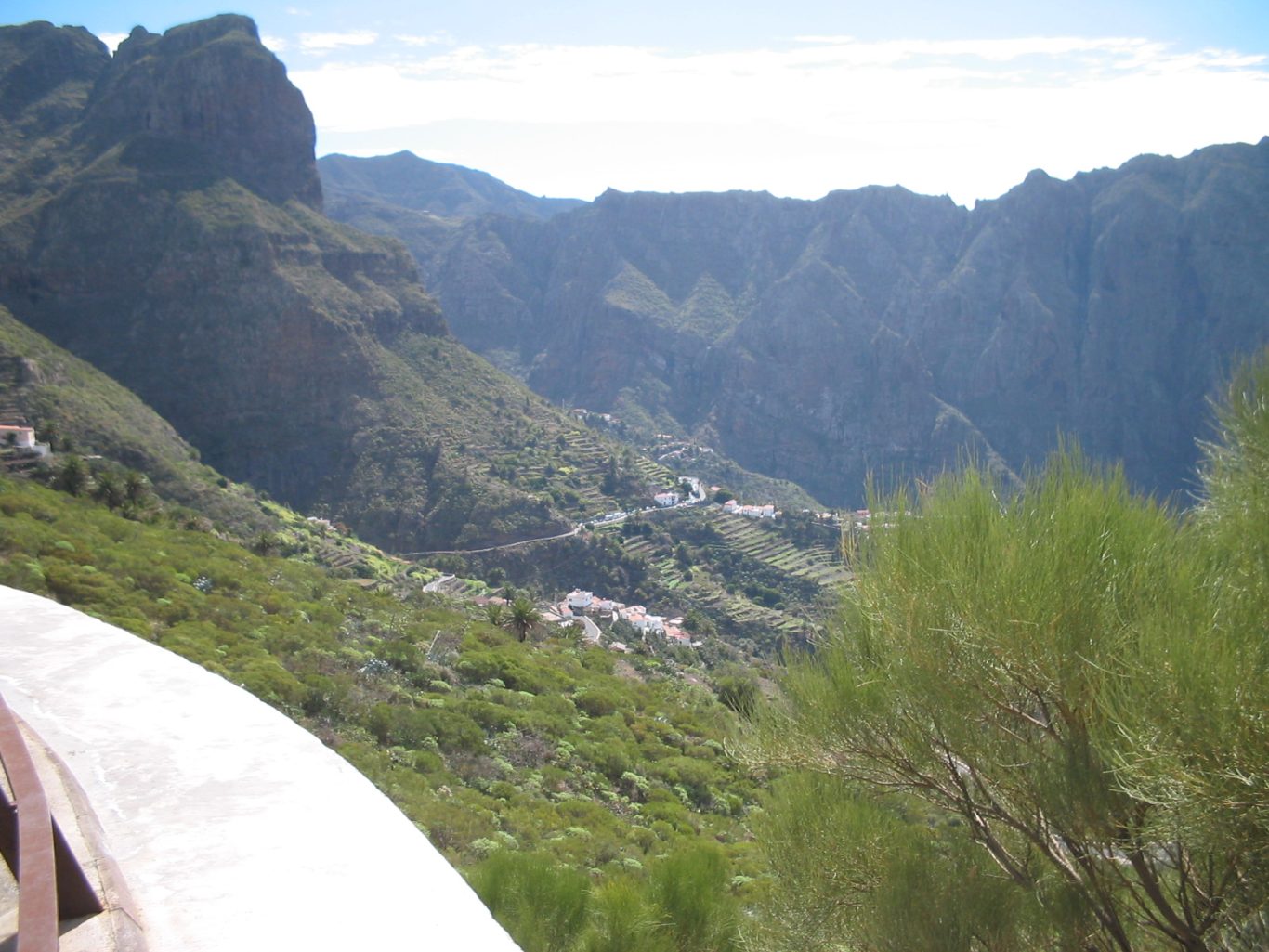 Teneriffa - Aussicht auf das berühmte Bergdorf Masca Blick von oben auf eine Bergstraße und Bergdorf Masca