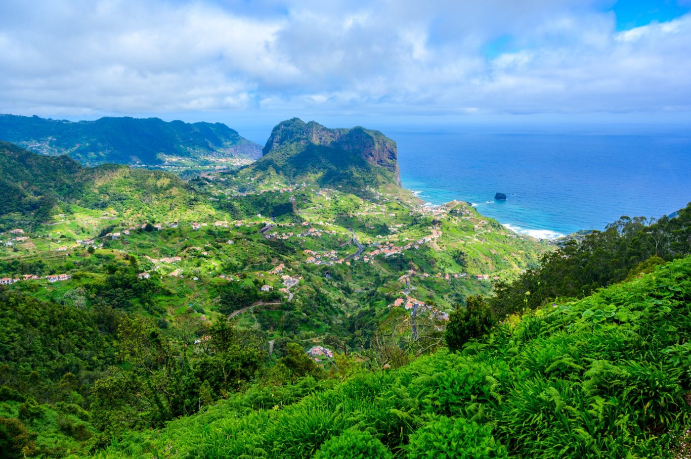 Madeira - Landschaft vom Portela - Aussichtspunkt Aussicht auf tafelberg und Küste im Norden von Madeira