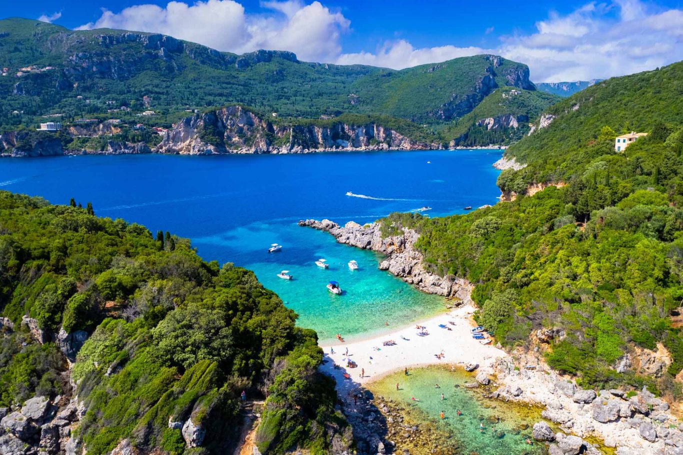Limni Beach bei Liapades - Korfu Westküste Blick auf eine malerische Bucht mit Booten und grünem Ufer.