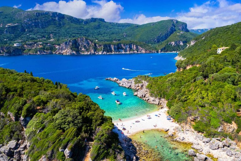 Blaues Wasser und Strand Limni Beach auf Korfu