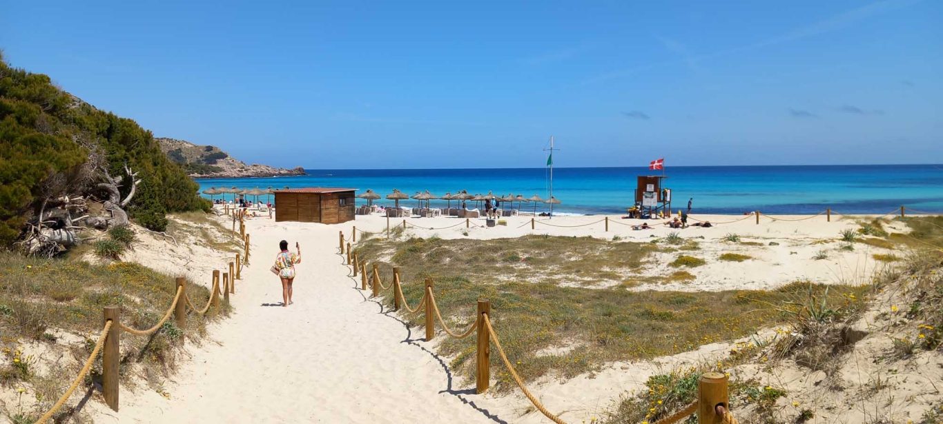 Hauptweg zum Traumstand Cala Agulla Frau auf Sandweg zum Strand