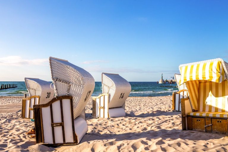 Strandkörbe und Ostsee mit Seebrücke in Zingst