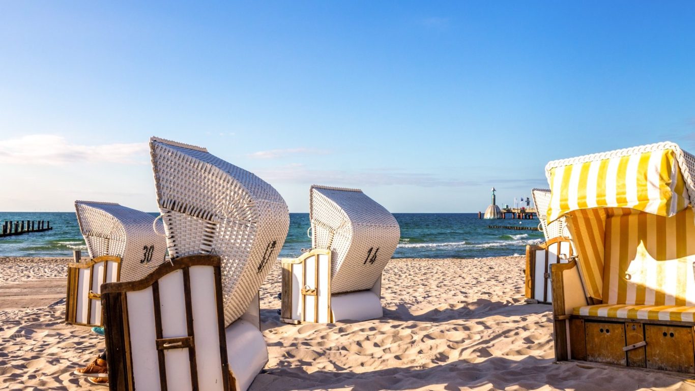 Strand und Seebrücke im Ostseeheilbad Zingst Strandkörbe und Ostsee mit Seebrücke in Zingst