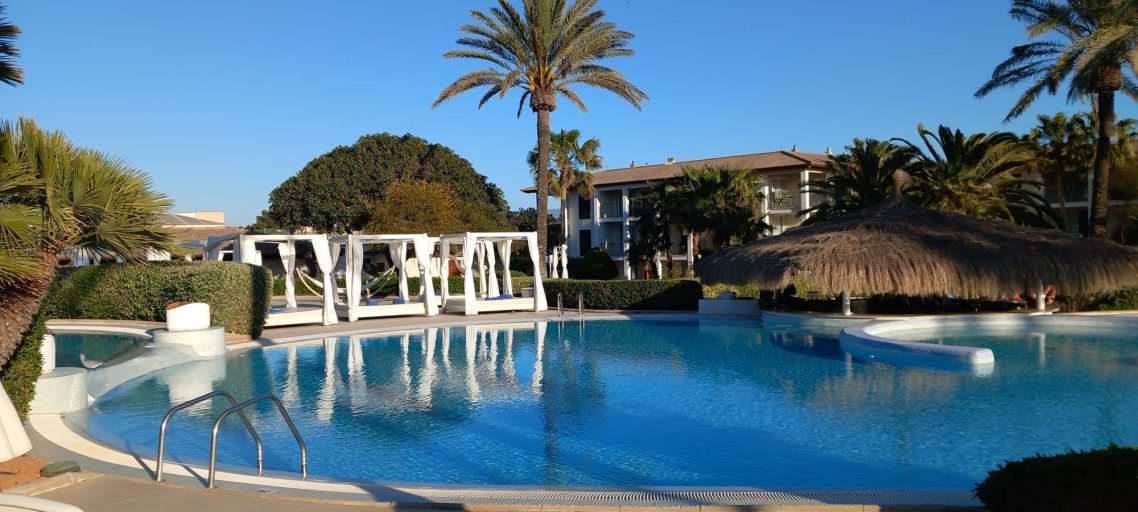 Blick auf Pool im blau colonia resort