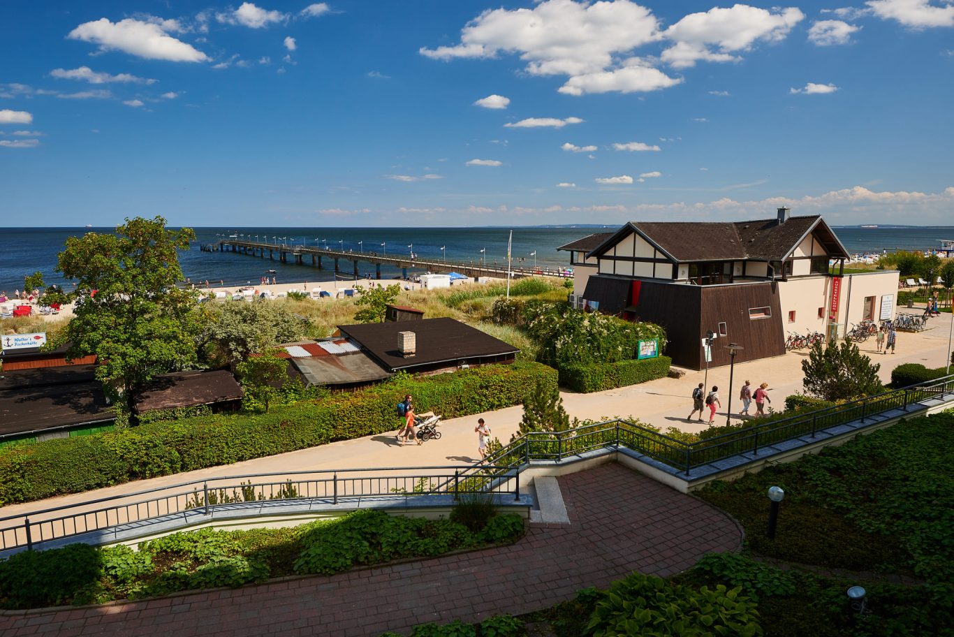 Bansin - Haus des Gastes an der Seebrücke Blick über die Promenade auf die Seebrücke Bansin