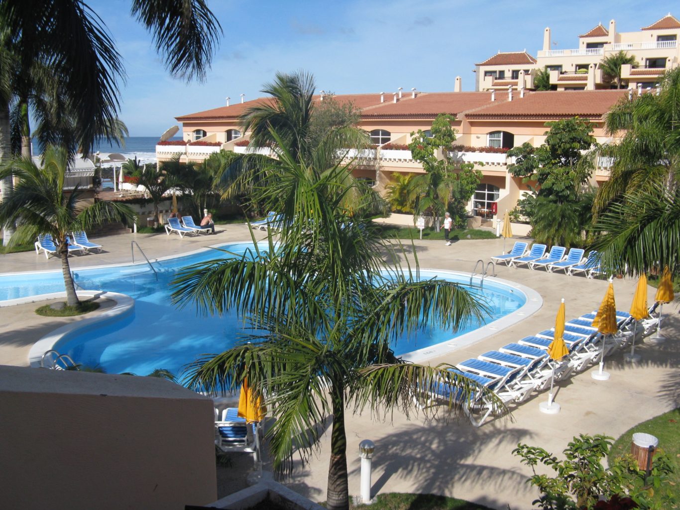 La Gomera - Poolanlage in La Puntilla Pool hinter Palmen mit Sonnenliegen in La Puntilla