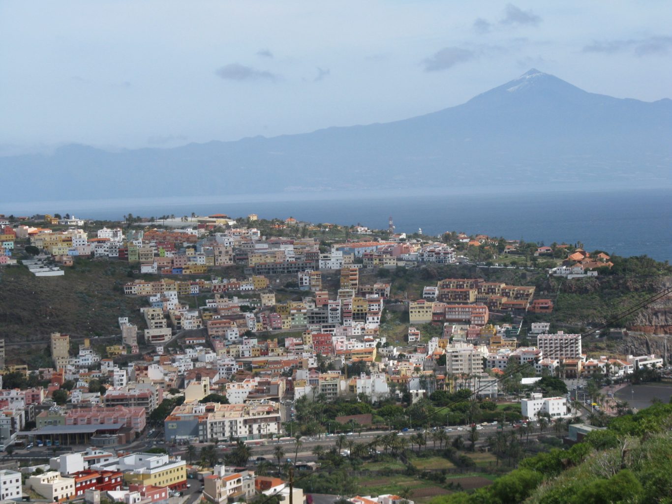 La Gomera - Blick über San Sebastian nach Teneriffa Häusermeer von San sebastian vor Gipfel des Teide im Hintergrund
