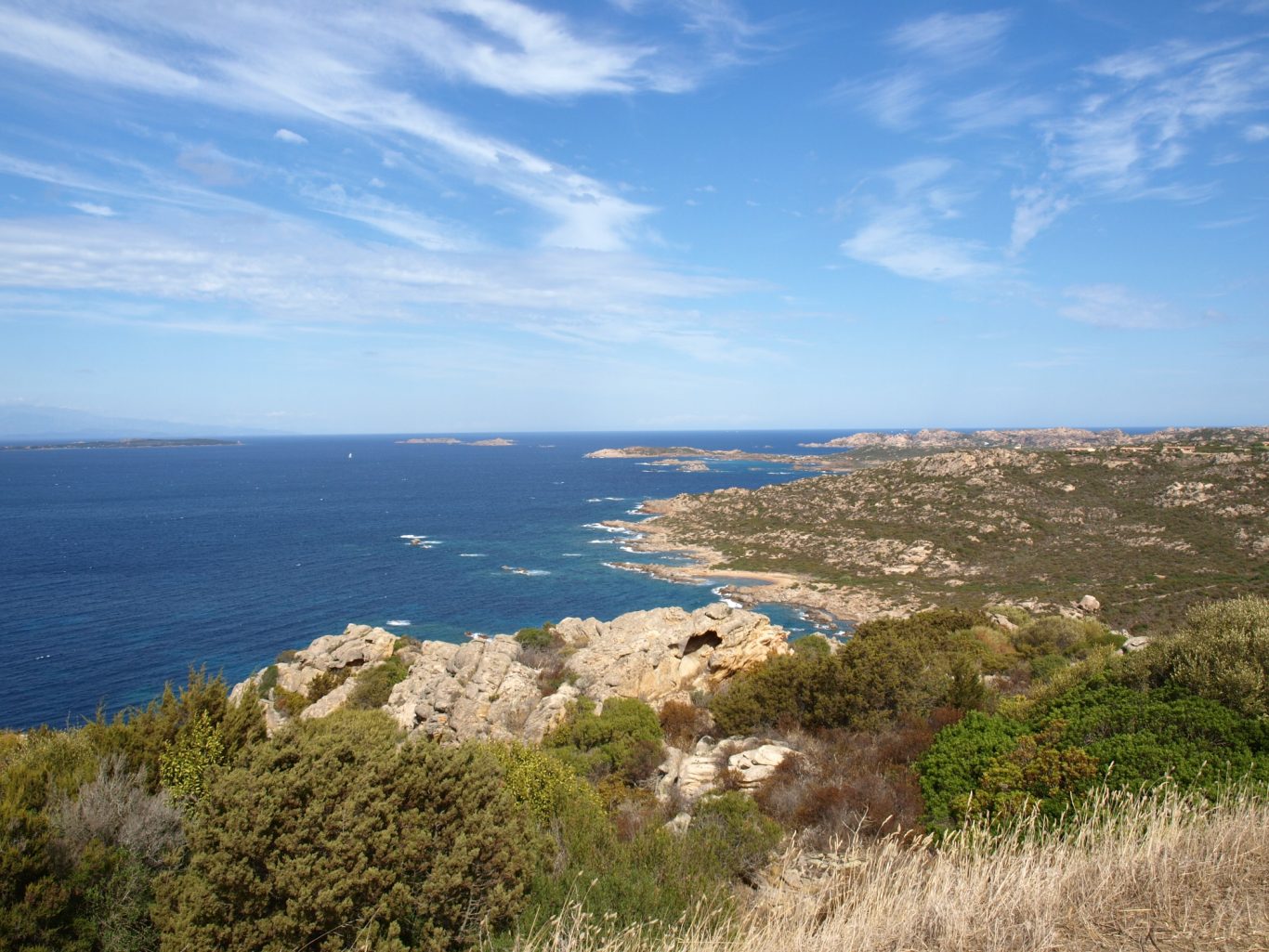 Sardinien - Küstenlandschaft auf der Insel La Maddalena Aussicht auf Küstenlandschaft und das Mittelmeer auf Sardinien