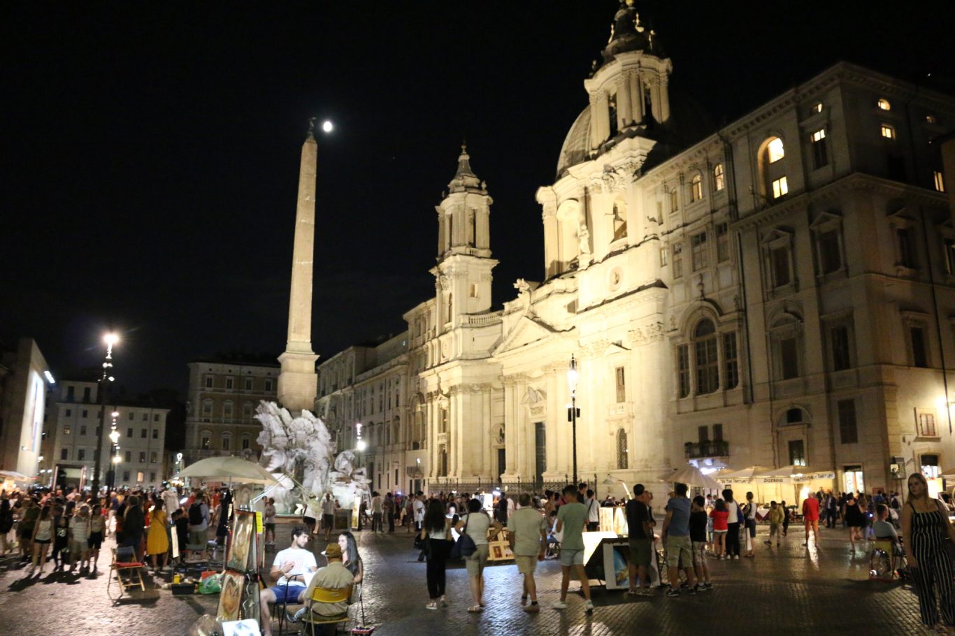 Piazza Navona in Rom am Abend Menschen auf dem Piazza Navona in der Dunkelheit