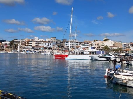 Boote und Segelyachten im Hafen