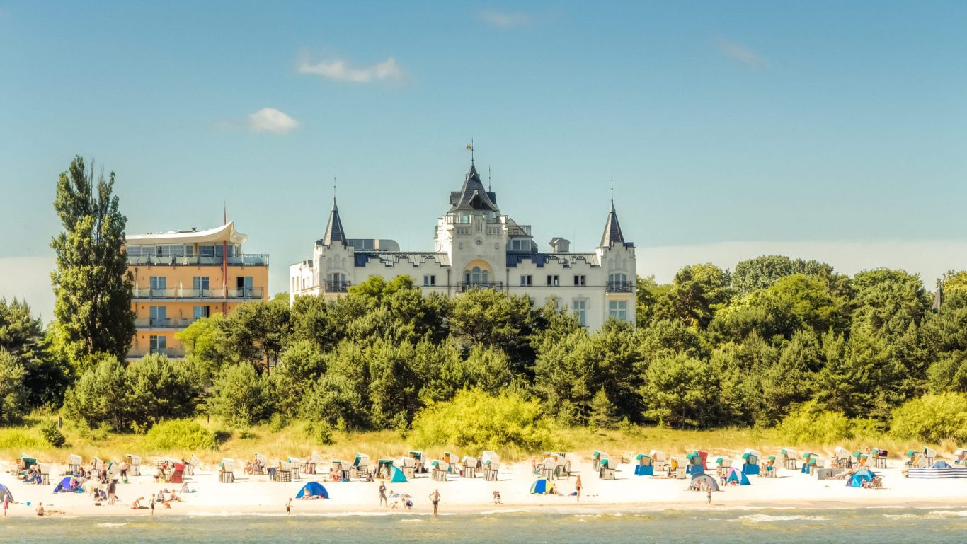 Historisches Hotel am Strand mit Urlaubern in Zinnowitz