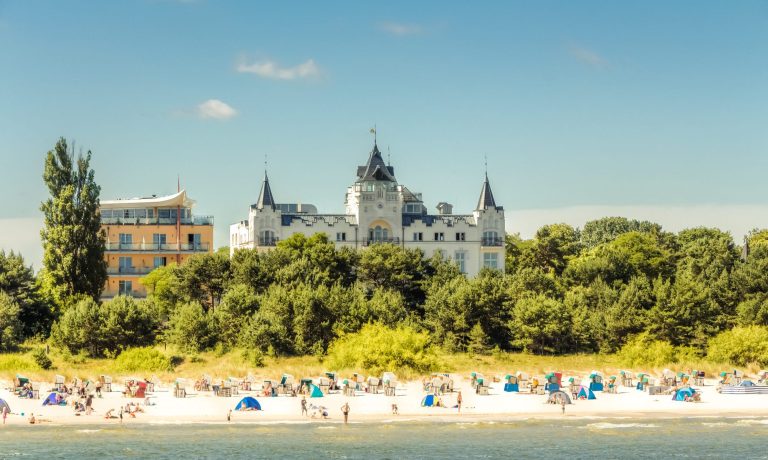 Historisches Hotel am Strand mit Urlaubern in Zinnowitz