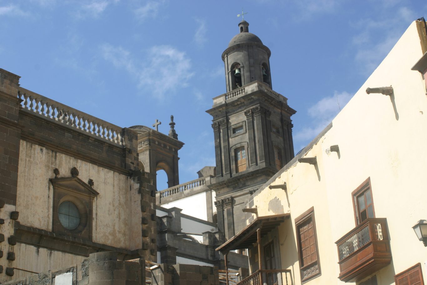 Gran Canaria - Altstadt von Las Palmas de Gran Canaria Kirchturm und Fassaden mit Holzbalkonen