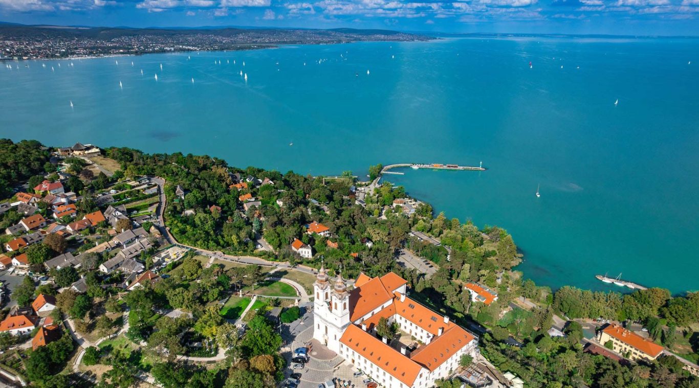 Blick auf Abtei von Tihany und Nordküste vom Balaton
