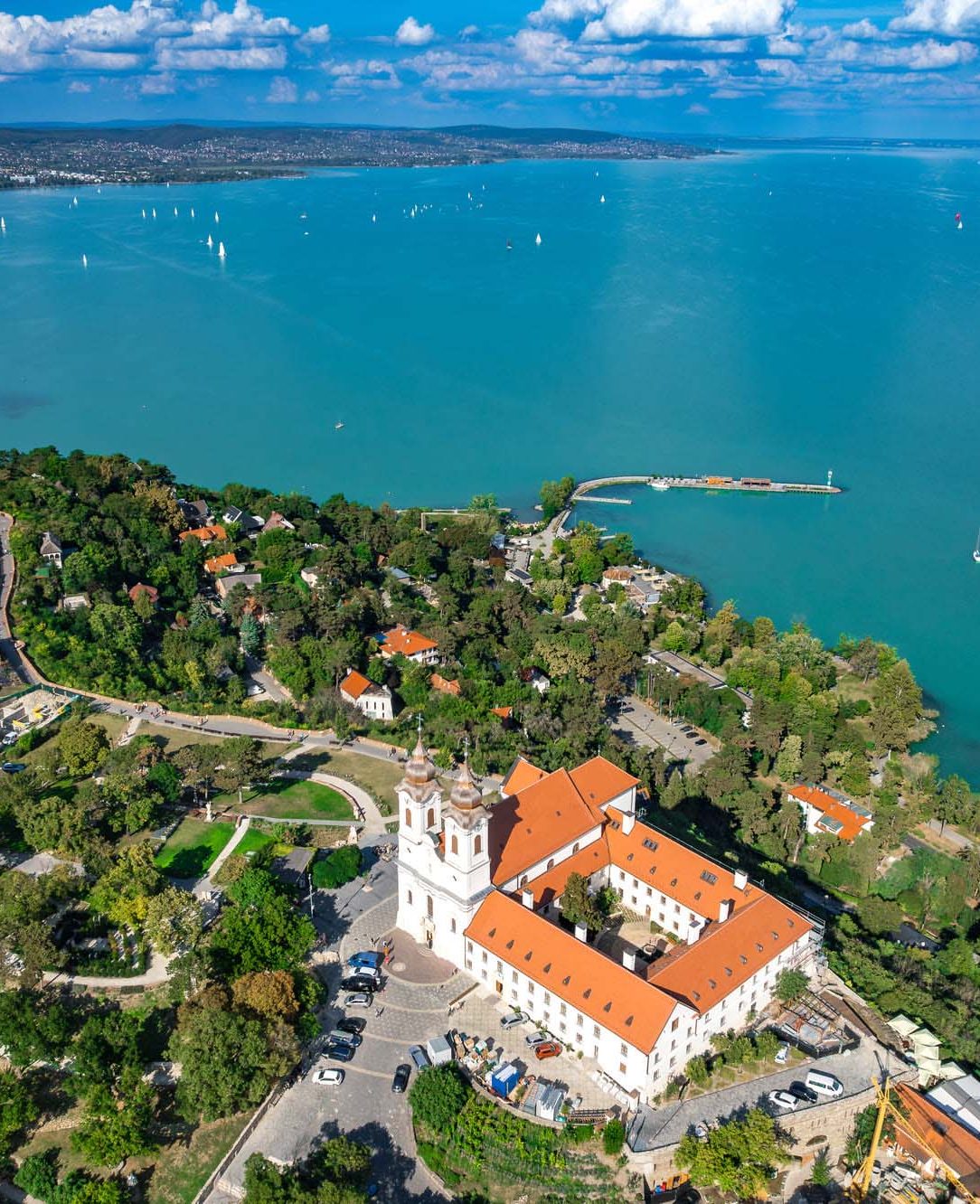 Blick von oben auf die Abtei in Tihany und den Balaton