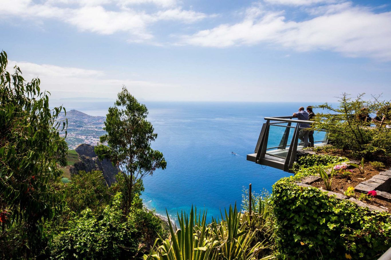 Madeira - Skywalk am Cabo Girao an der Südküste Blick auf den Skywalk und den Atlantik mit Funchal im linken Hintergrund