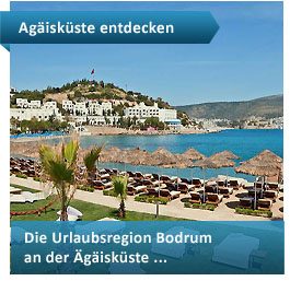 Strand mit Sonnenliegen und Festung in Bodrumi