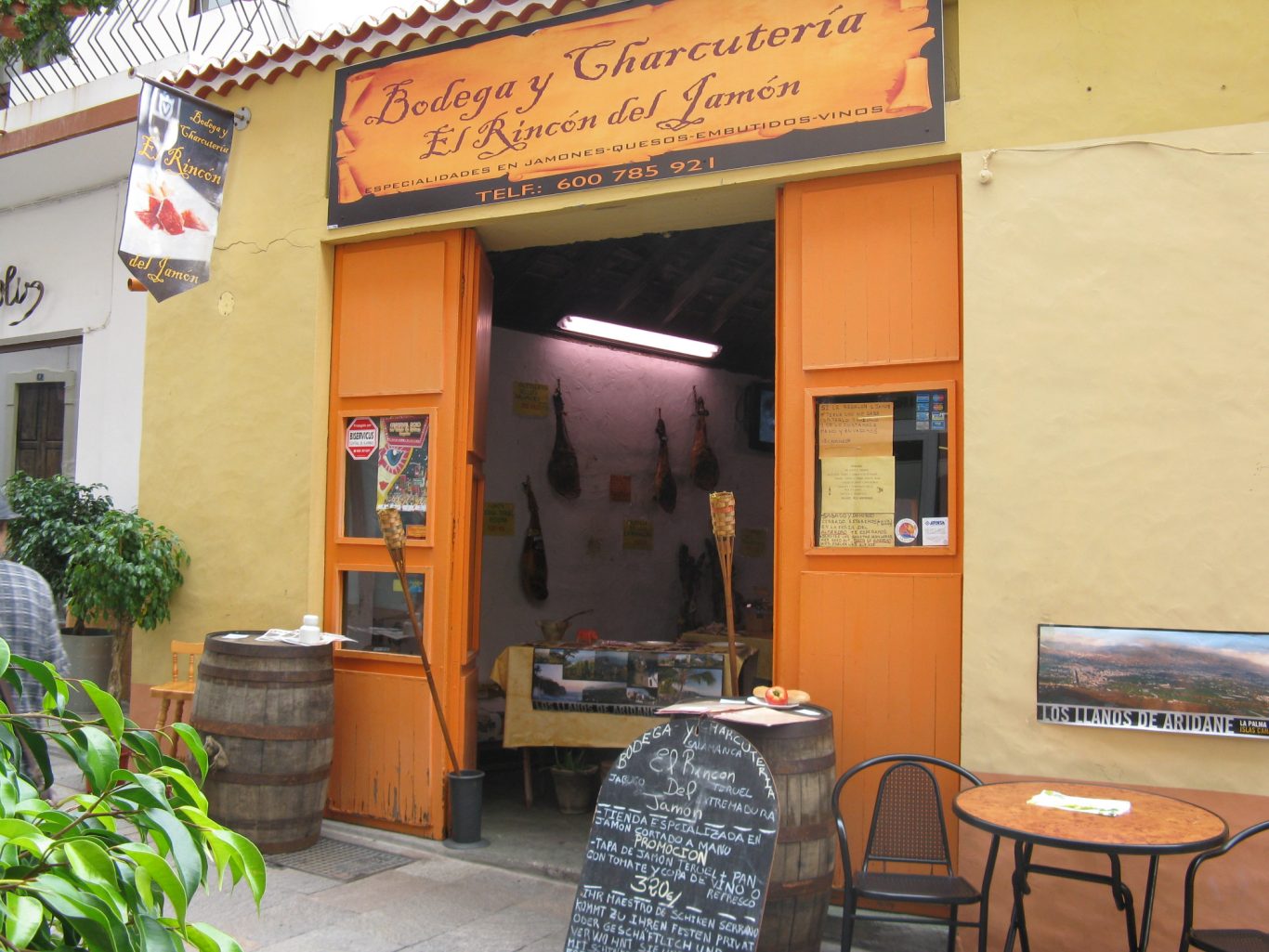 La Palma - Shop für Inselspezialitäten Eingang zu einem Geschäft mit Weinfass und Schild davor