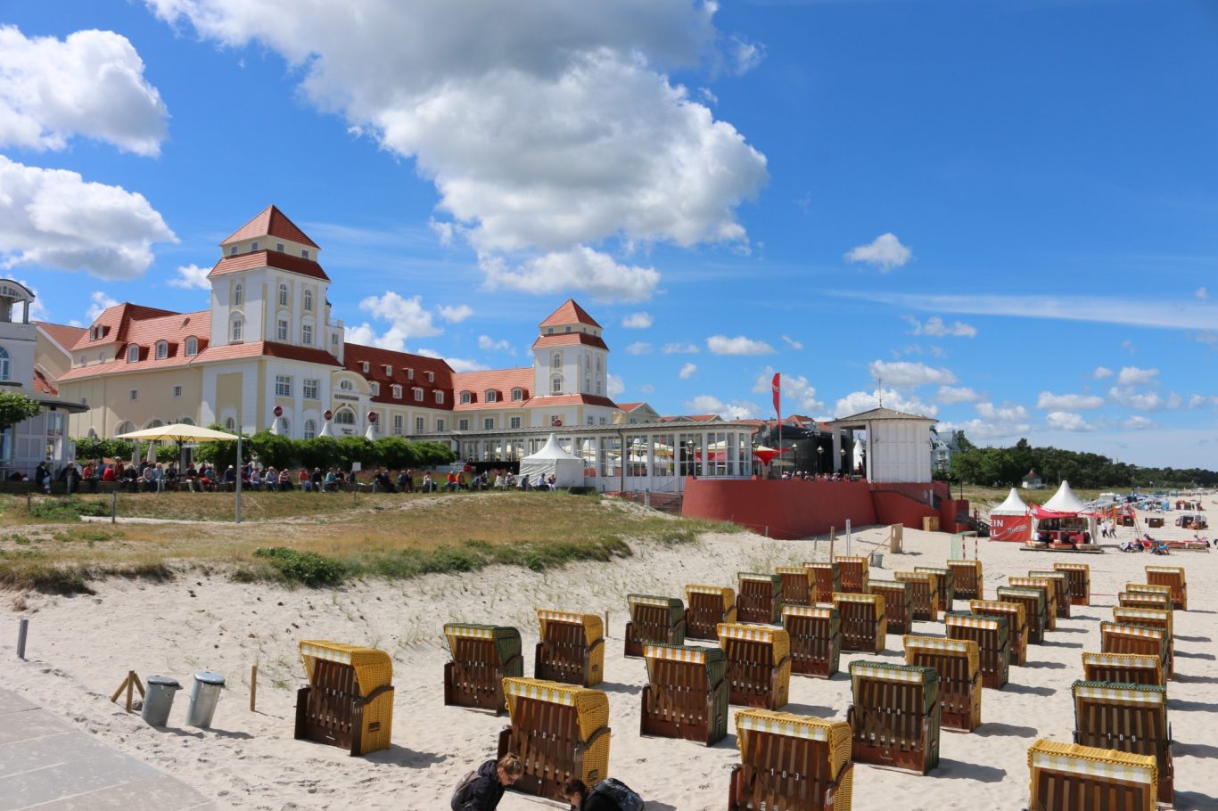Rügen - Ostseebad Binz Kurhaus und Strand Kurhaus und Strandkörbe im Ostseebad Binz auf der Insel Rügen