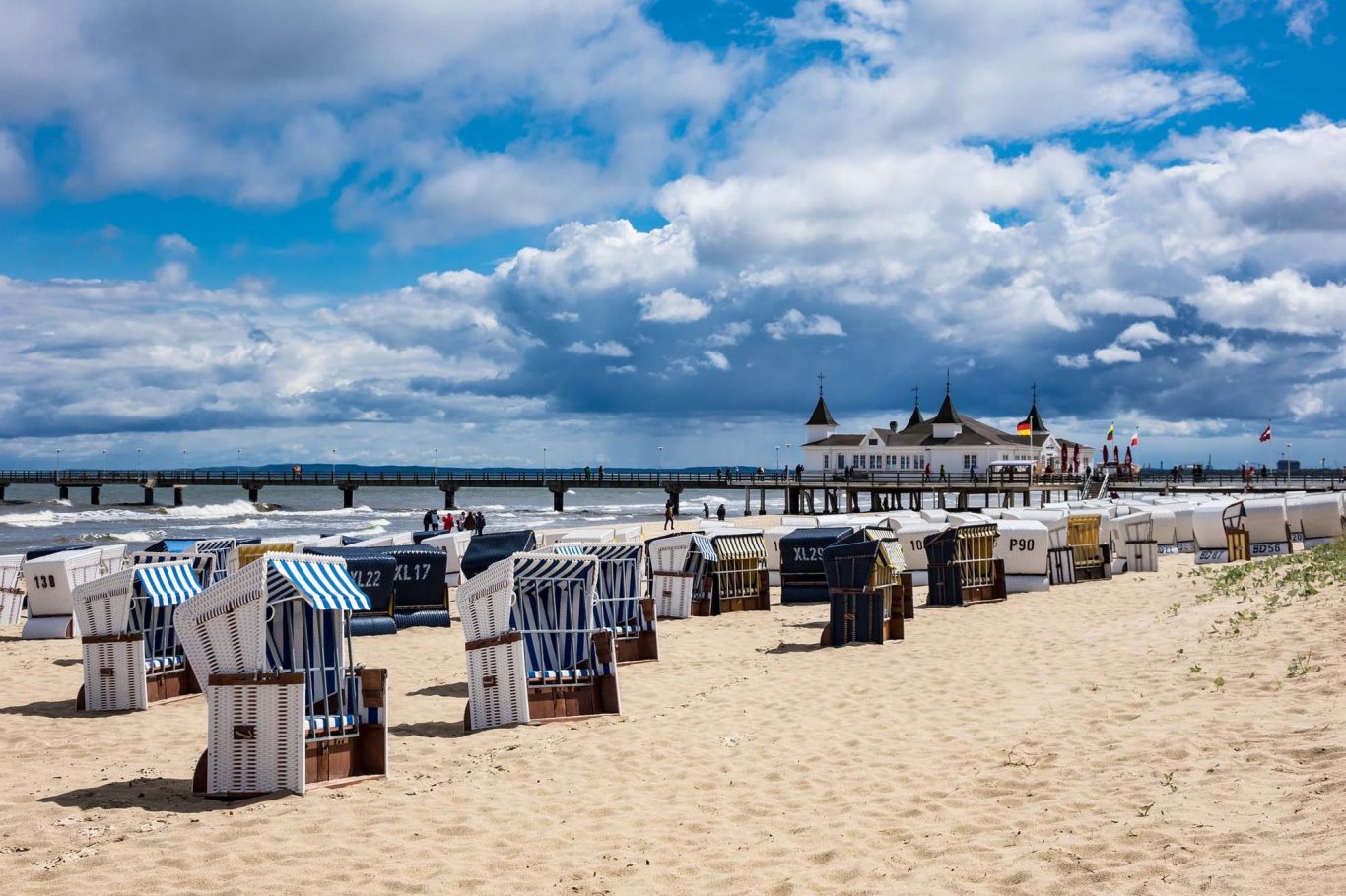 Seebrücke in Ahlbeck mit Strandkörben Strand mit Seebrücke in Ahlbeck