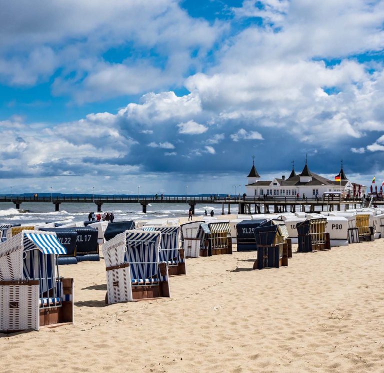 Strandkörbe in Ahlbeck vor der Seebrücke