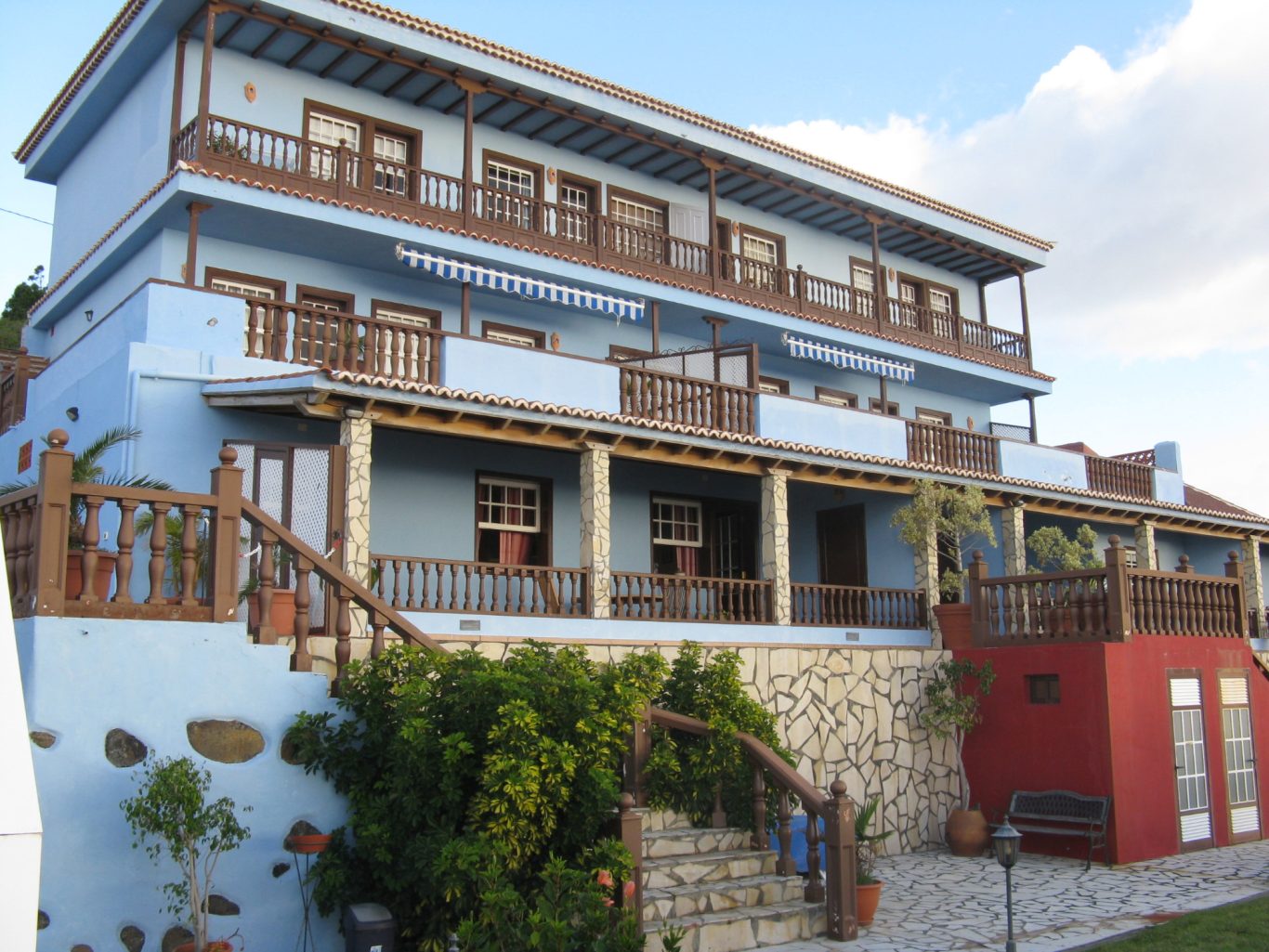 La Palma - inseltypische Casa Hellblaues Ferienhaus mit Balkonen auf La Palma