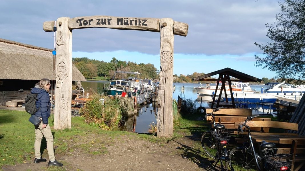 Holztor mit Fischermotiven an der Müritz