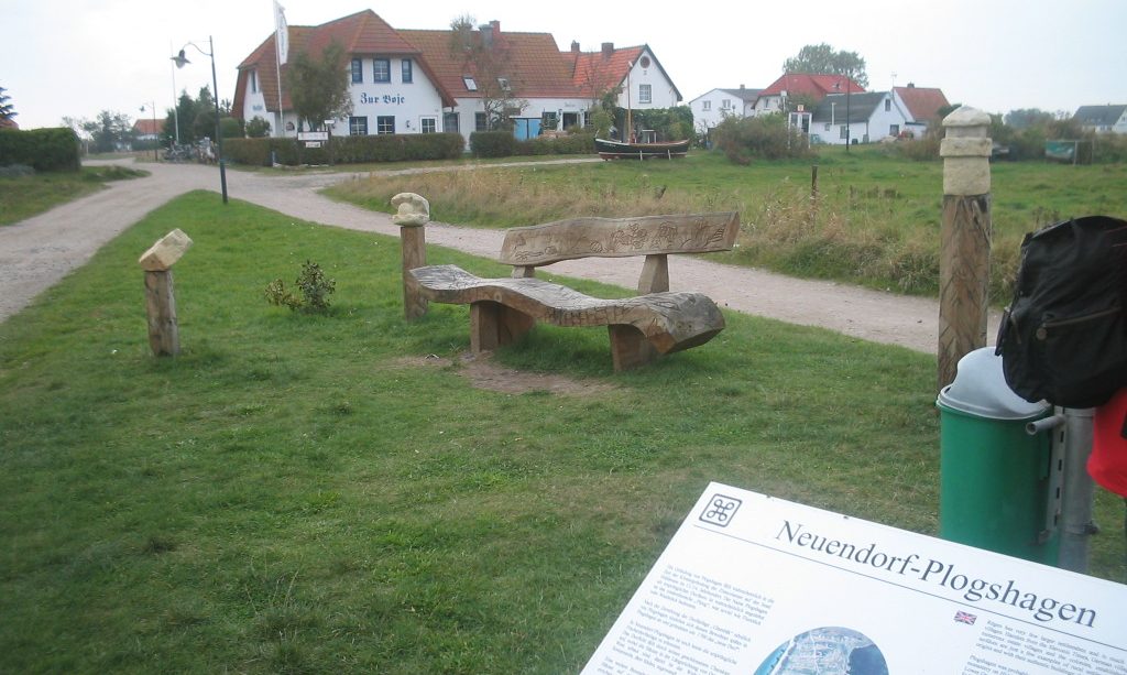 Ortsbild in Neuendorf auf Hiddensee Sitzbank im Ort mit Wohnhäusern