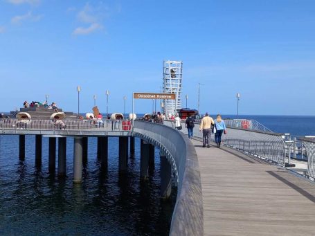 Seebrückenkopf mit Glockenturm in Koserow auf Usedom