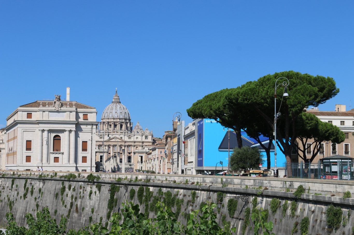 Blick zum Petersdom von der Tiberbrücke Petersdom und U(fermauer mit Zypresse in Rom