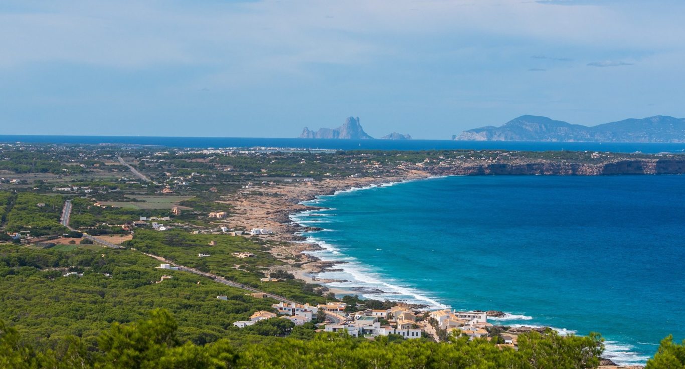 Luftbild Strände auf Formentera mit Ibiza im Hintergrund