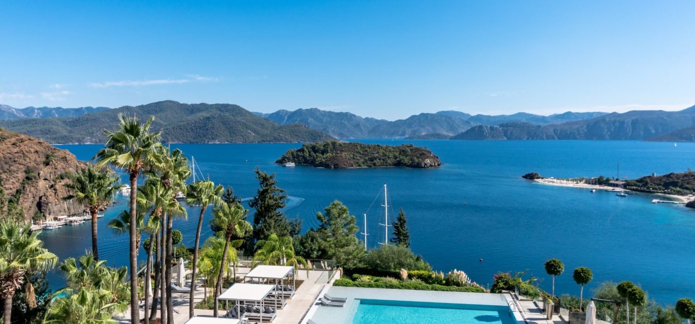 Pool mit palmen vor Küste in Marmaris in der Türkei