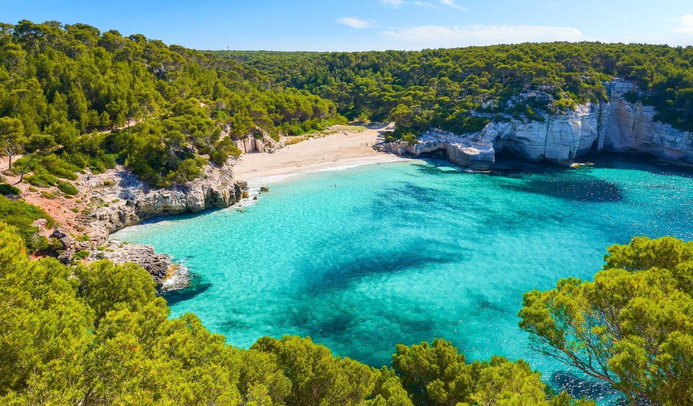 Türkisblaues Wasser in der Bucht Cala Mitjana auf Ibiza
