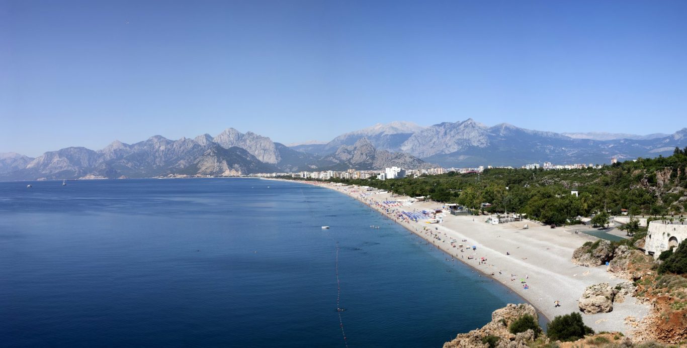 Luftbild vom Strand in Antalya mit Gebirge im Hintergrund