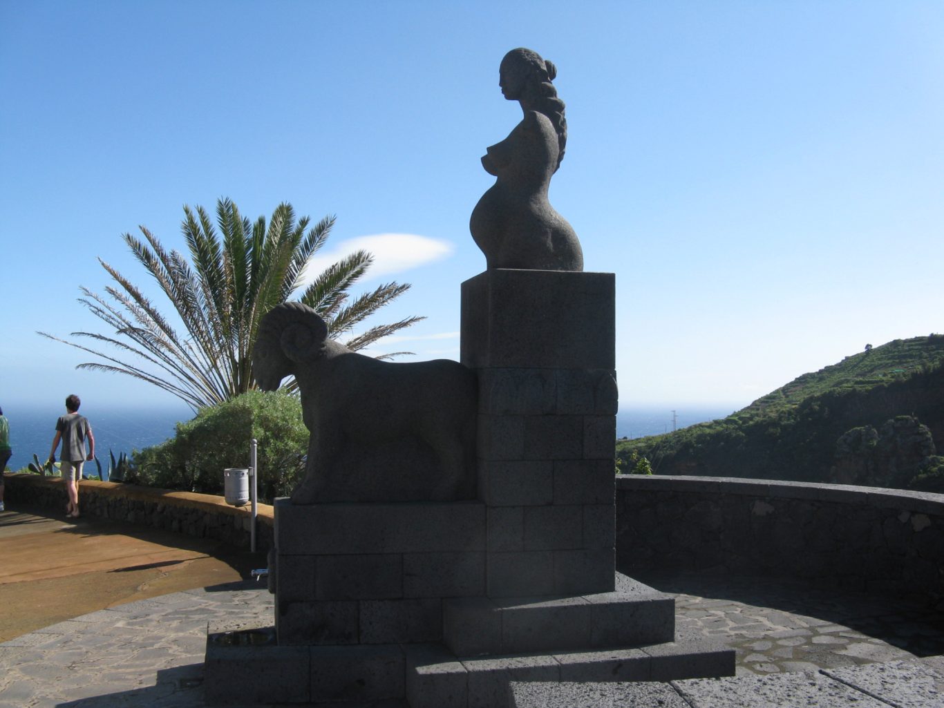 La Palma - Aussichtsplattform Sockel mit Frau aus Stein mit Palme auf einer Aussichtsplattform auf La Palma