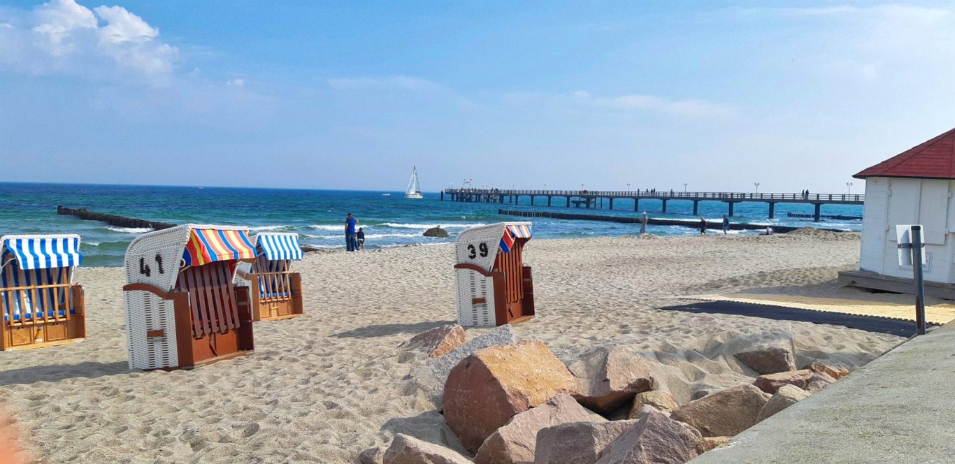 Strand mit Seebrücke in Kühlungsborn Strandkörbe am Strand in Kühlungsborn