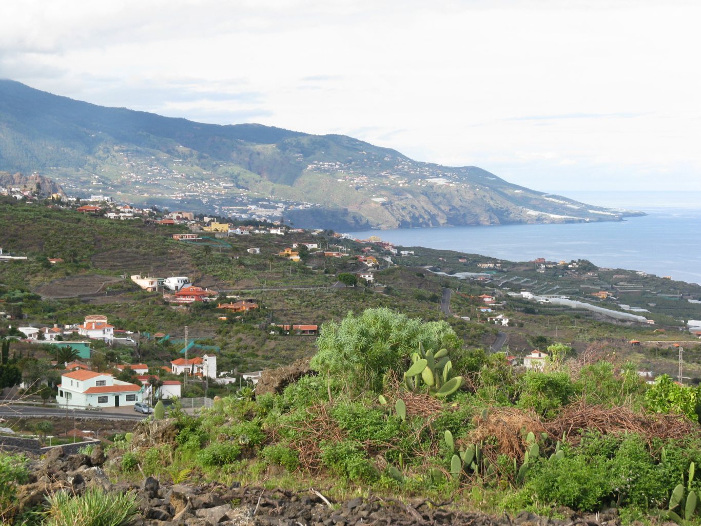La Palma - Blick zur Inselhauptstadt Felder und Häuser vor Santa Cruz im Hintergrund