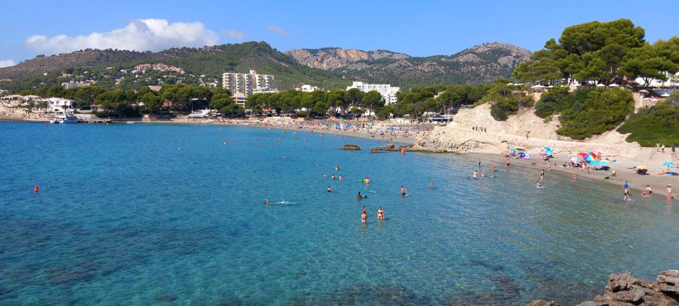 Badegäste im wasser und am strand in Paguera