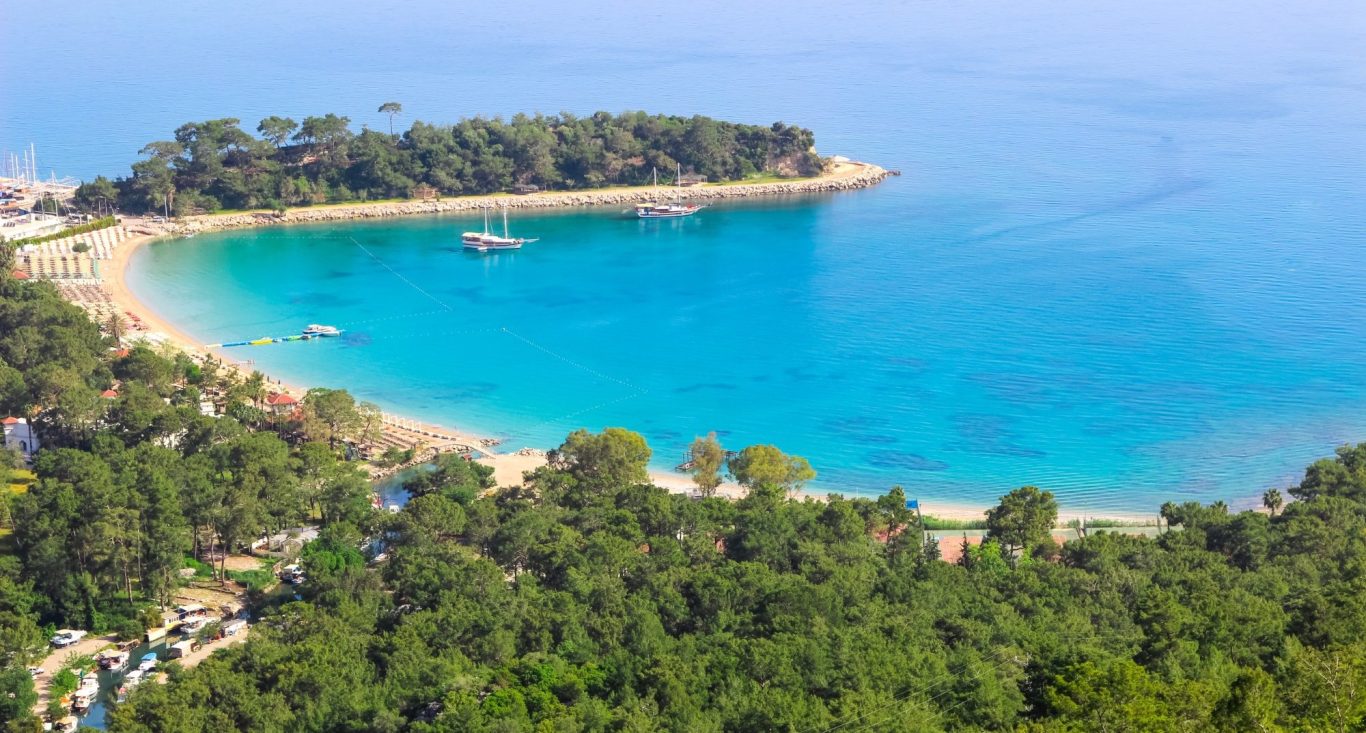 Blick auf den Strand am Moonlight Beach in Kemer