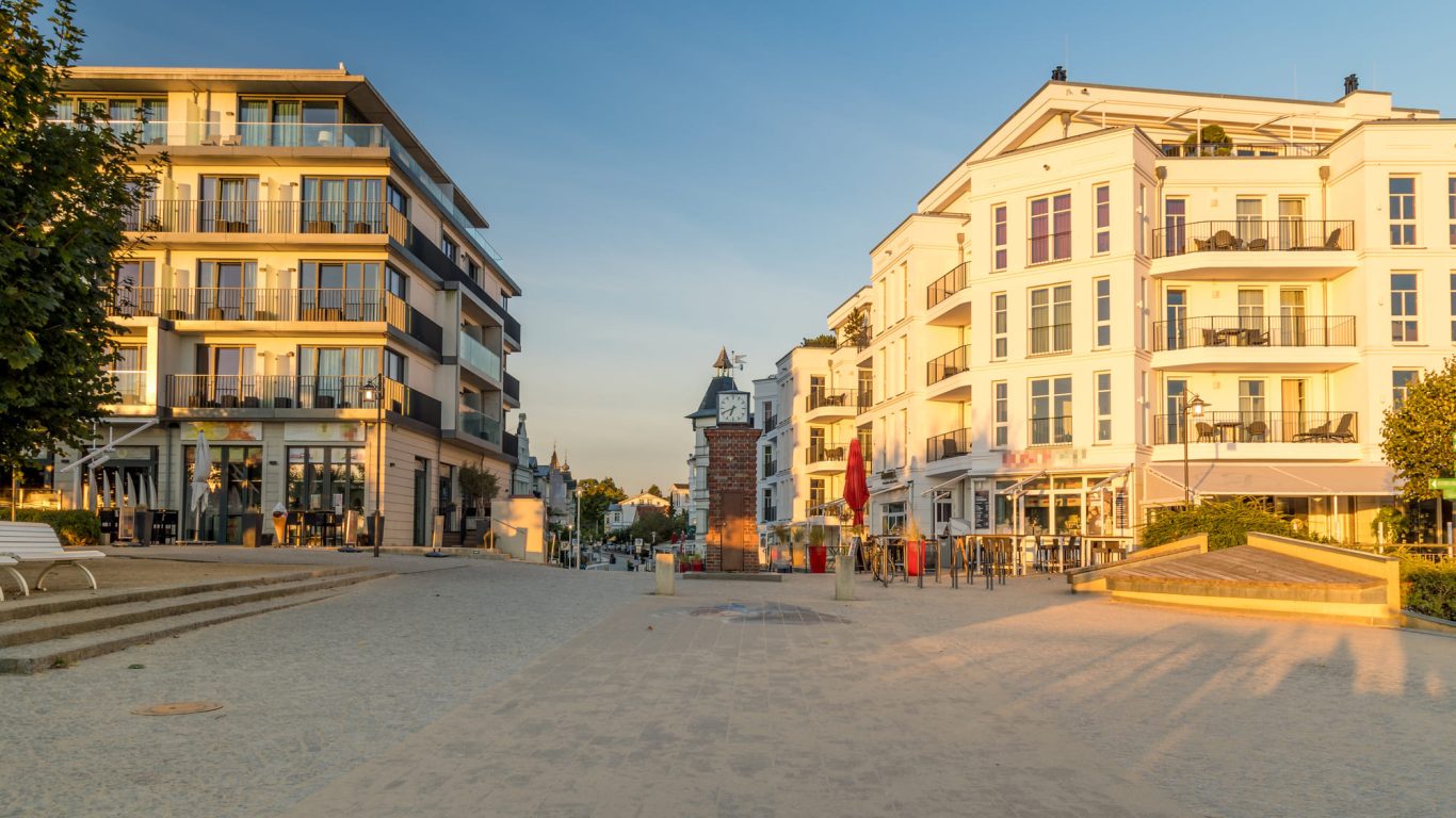 Bansin - Uhr an der Promenade Eingang Seestraße Platz mit Uhr und Hotels in Bansin